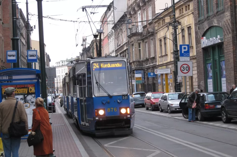 Kraków sporvognslinje 24 med motorvogn 876 ved Pędzichów (2011)