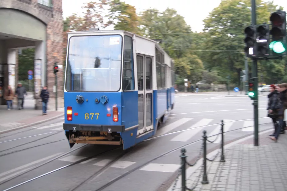 Kraków sporvognslinje 24 med motorvogn 877 i krydset Długa/Basztowa (2011)