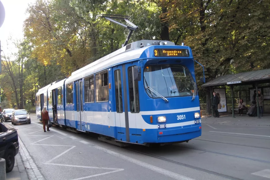 Kraków sporvognslinje 3 med ledvogn 3051 ved Teatr Bagatela (2011)