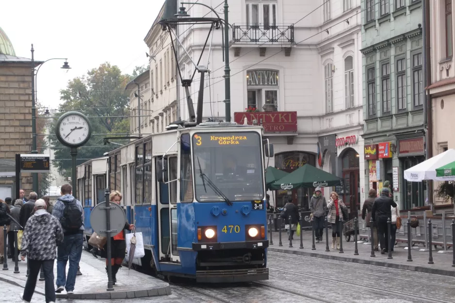 Kraków sporvognslinje 3 med motorvogn 470 ved Plac Wszystkich Świętych (2011)