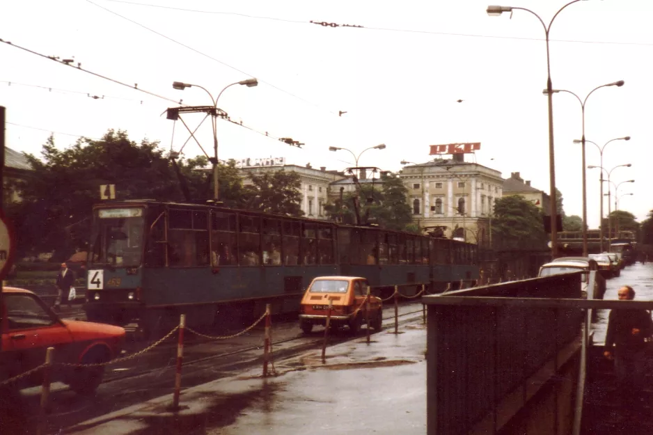 Kraków sporvognslinje 4 med motorvogn 469 tæt på Teatr Słowackiego (1984)