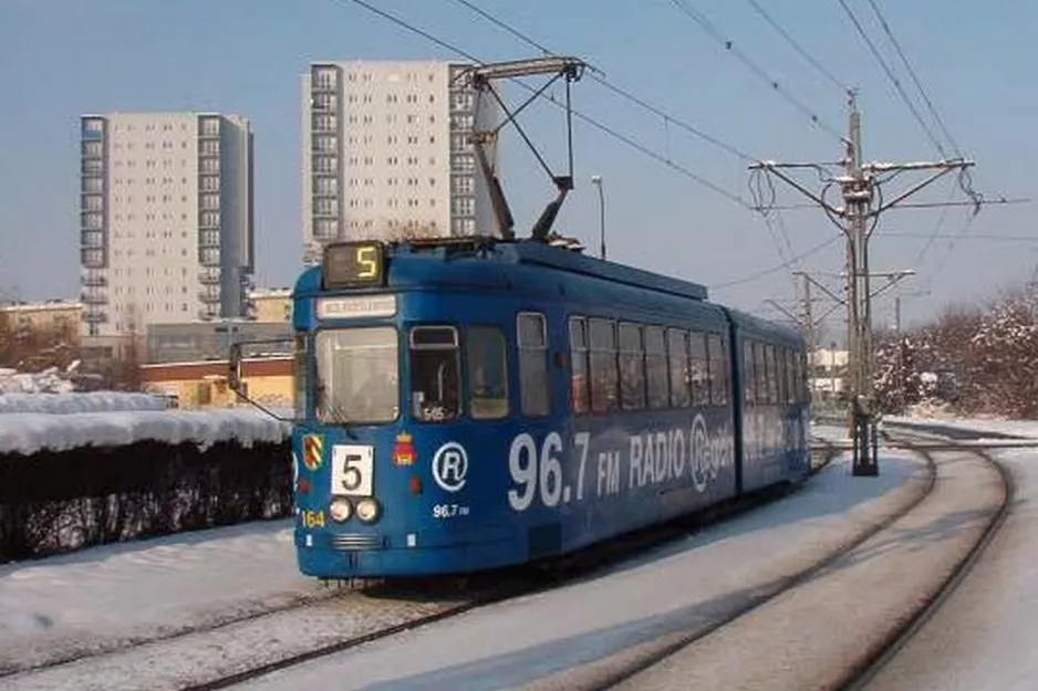 Kraków sporvognslinje 5 med ledvogn 164 på Bratysławska (2005)