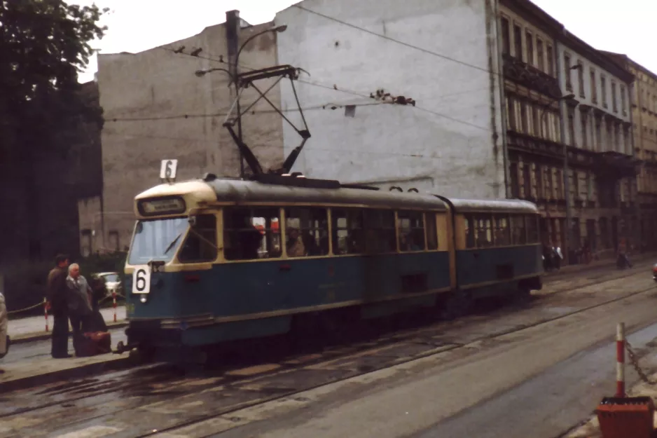 Kraków sporvognslinje 6 med ledvogn 248 på Zwierzyniecka (1984)