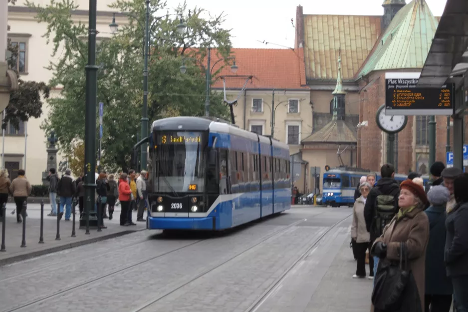 Kraków sporvognslinje 8 med lavgulvsledvogn 2036 ved Plac Wszystkich Świętych (2011)