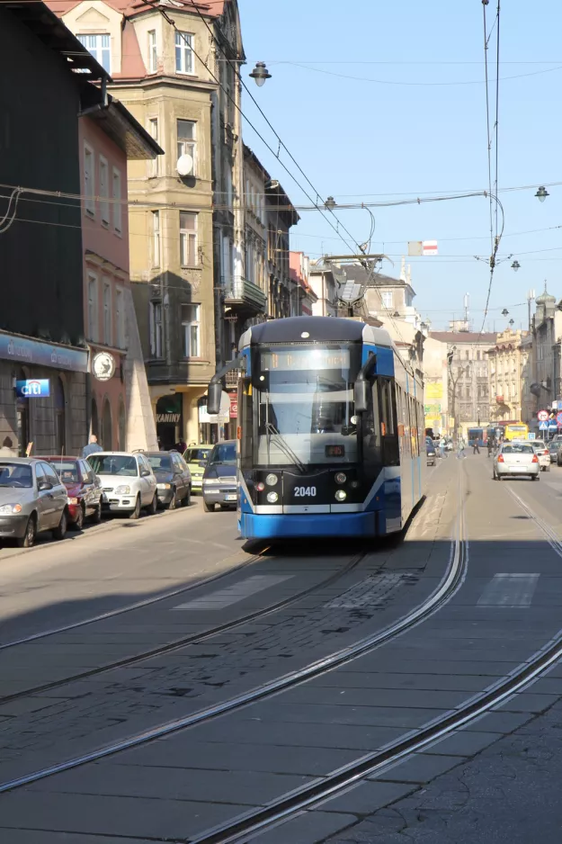 Kraków sporvognslinje 8 med lavgulvsledvogn 2040 på Karmelicka (2011)