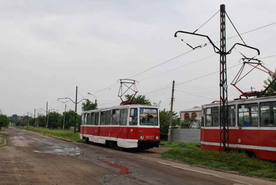 Kramatorsk sporvognslinje 5 med motorvogn 0037 ved Rybinska St (2012)