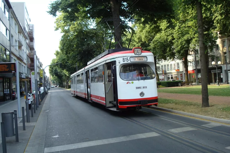 Krefeld sporvognslinje 041 med ledvogn 815 ved Dreikönigenstr. (2010)