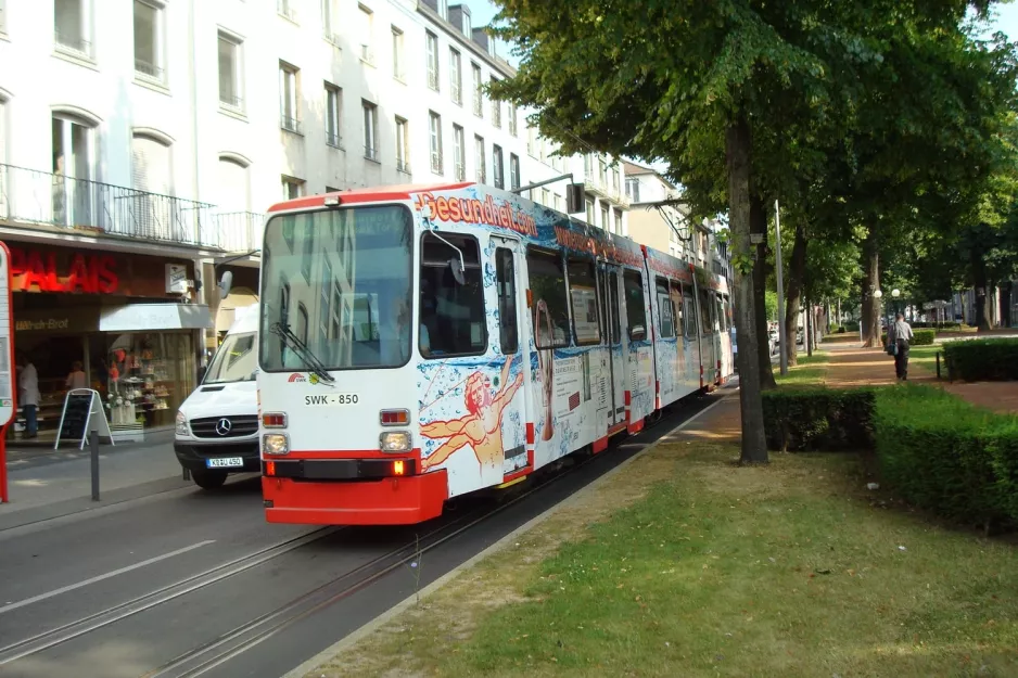 Krefeld sporvognslinje 042 med ledvogn 850 "Forstwald" ved Dreikönigenstraße (2010)