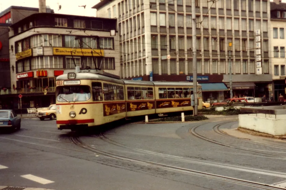 Krefeld sporvognslinje 044 med ledvogn 822 nær Hauptbahnhof (1981)