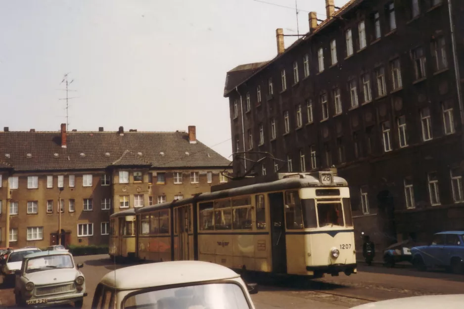 Leipzig ekstralinje 28 med ledvogn 1207 ved Eli-Voigt Straße (1990)