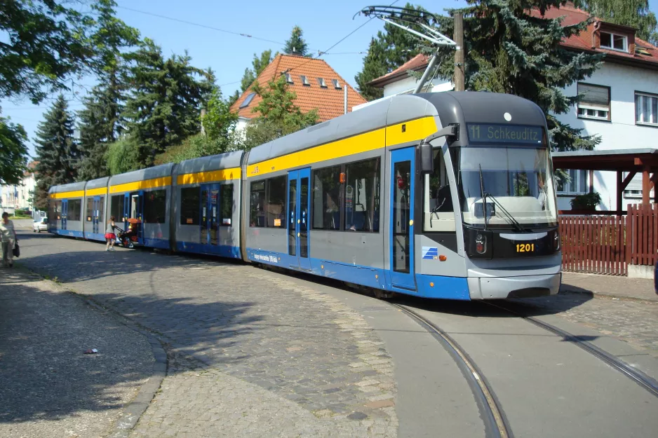 Leipzig sporvognslinje 11 med lavgulvsledvogn 1201 "Saxonia" ved Markkleeberg-Ost  Schillerplatz (2015)