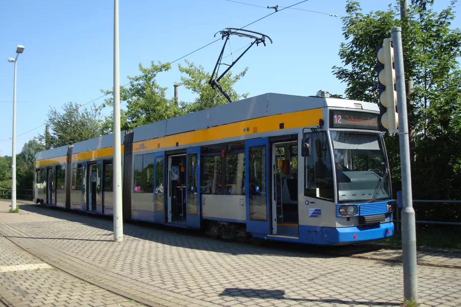 Leipzig sporvognslinje 12 med lavgulvsledvogn 1138 (Richard Wagner) ved Gohlis-Nord (2015)