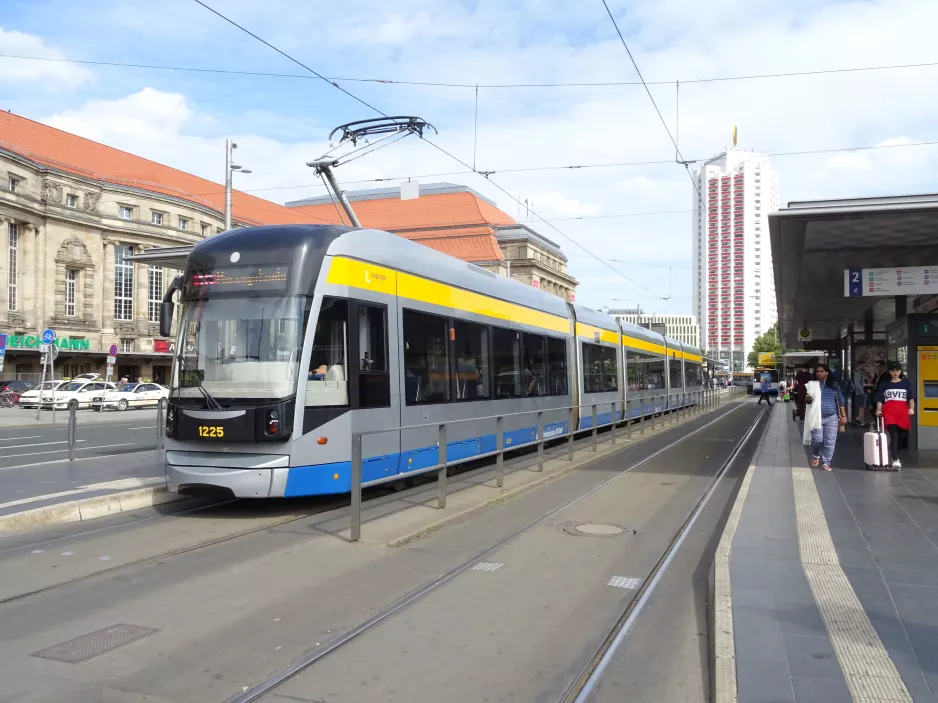 Leipzig sporvognslinje 16 med lavgulvsledvogn 1225 "Herzliya" ved Hauptbahnhof (2019)