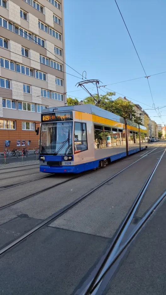 Leipzig sporvognslinje 34 med lavgulvsledvogn 1128 ved Hbf Westseite (2024)