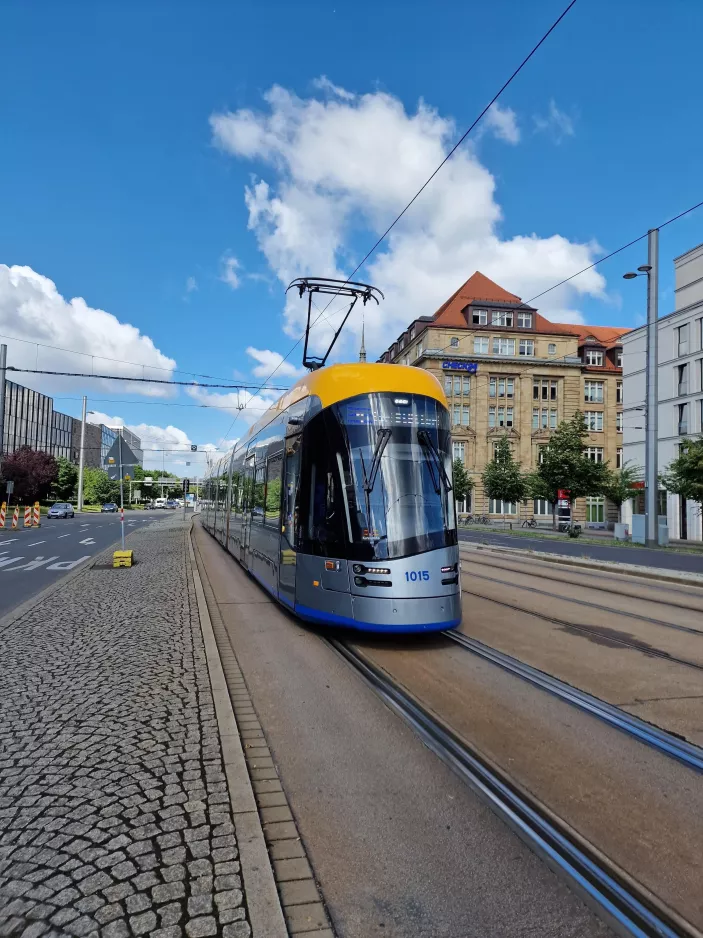 Leipzig sporvognslinje 4 med lavgulvsledvogn 1015 på Tröndlinring (2023)