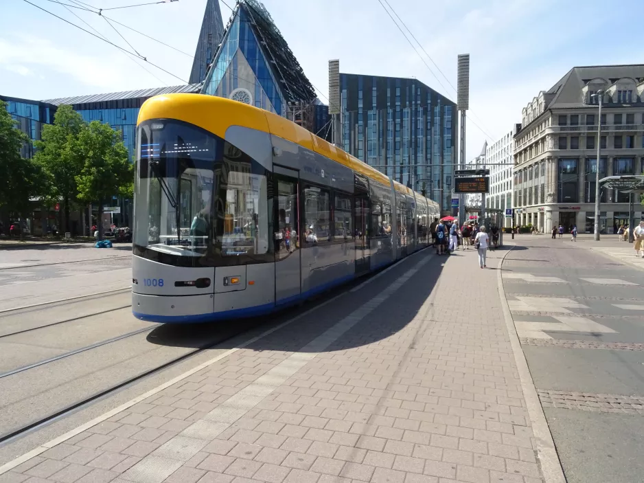 Leipzig sporvognslinje 4 med lavgulvsledvogn 1108 ved Augustusplatz (2023)