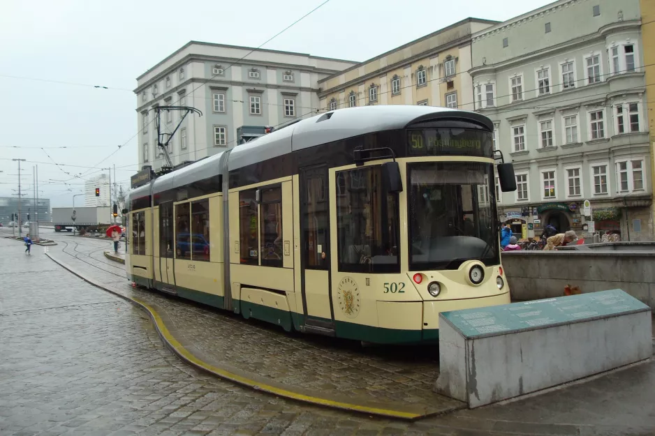 Linz sporvognslinje 50 med lavgulvsledvogn 502 ved Hauptplatz (2012)