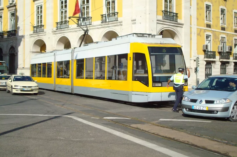 Lissabon sporvognslinje 15E med lavgulvsledvogn 503 på Praça do Cormércio (2008)