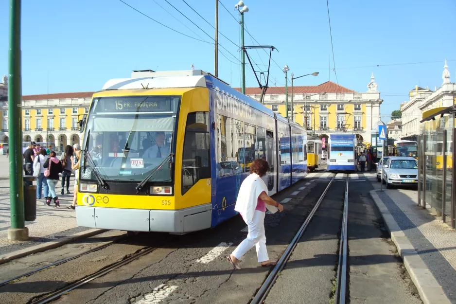 Lissabon sporvognslinje 15E med lavgulvsledvogn 505 ved Praça do Cormércio (2008)