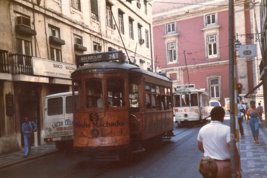 Lissabon sporvognslinje 26 med motorvogn 284 på Rua dos Fanqueiros (1985)