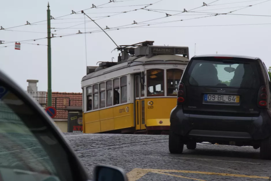 Lissabon sporvognslinje 28E med motorvogn 564 på Rua São Tomé (2013)