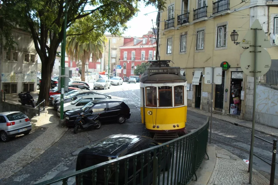 Lissabon sporvognslinje 28E med motorvogn 565 på Travssa de Sãn Tome (2008)