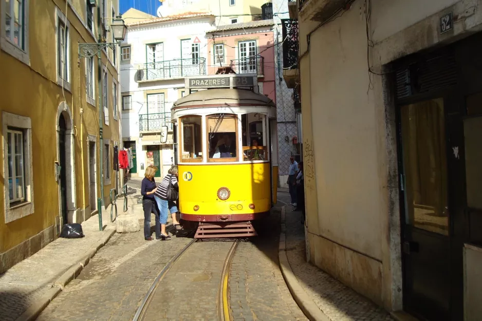 Lissabon sporvognslinje 28E med motorvogn 574 ved Calçade de São Vicente (2008)