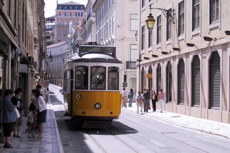 Lissabon sporvognslinje 28E med motorvogn 578 på Rue da Conceição (2003)