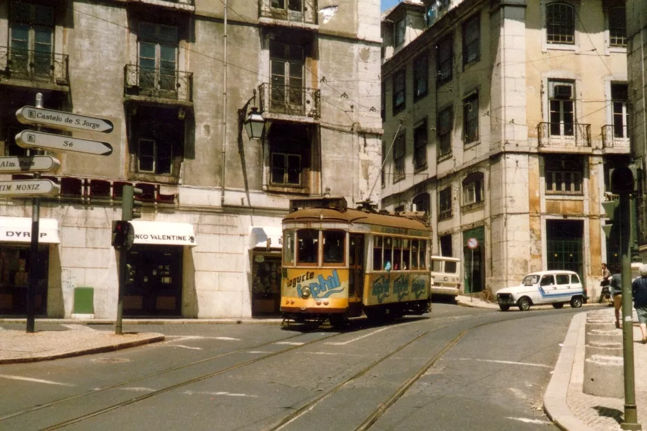 Lissabon sporvognslinje 28E med motorvogn 735 på Largo Madalena (1988)