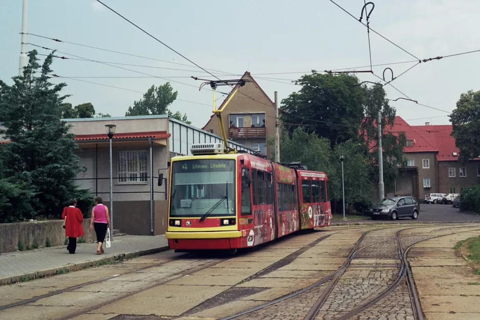 Litvínov sporvognslinje 4 med lavgulvsledvogn 202 ved Citadela (2008)