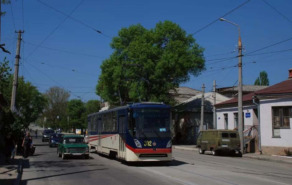 Luhánsk sporvognslinje 6 med motorvogn 302 på Frunze Ulitsa (2011)