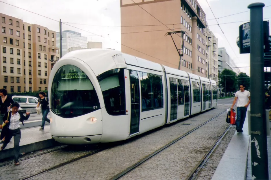 Lyon sporvognslinje T3 med lavgulvsledvogn 57 ved Gare Part-Dieu Villette (2007)