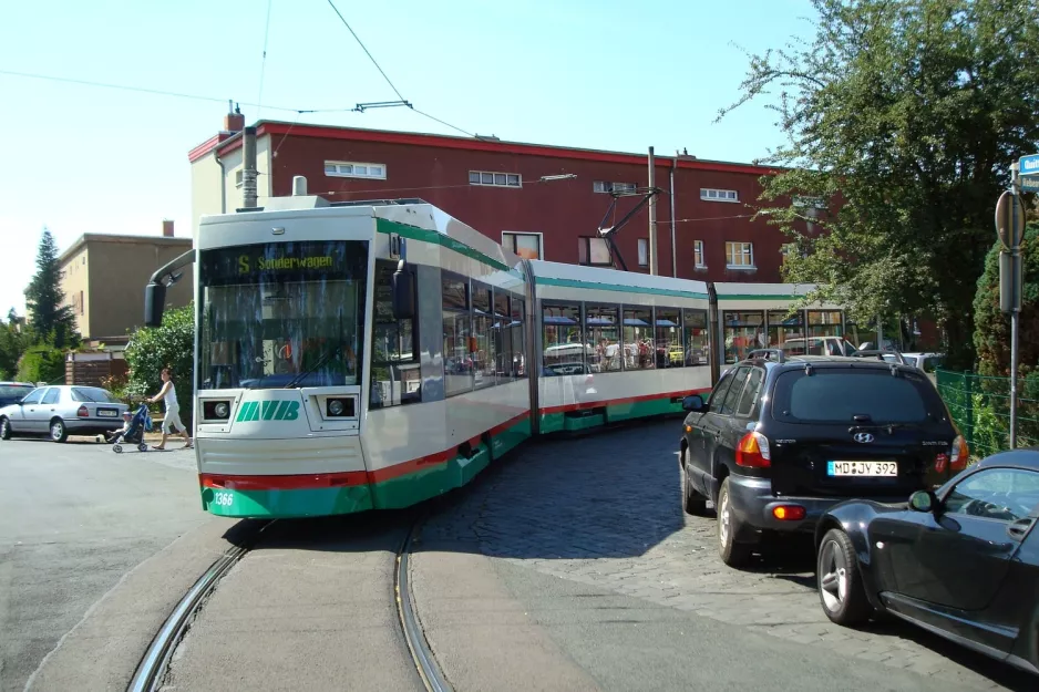 Magdeburg lavgulvsledvogn 1366 i krydset Rebenweg/Quittenweg (2008)