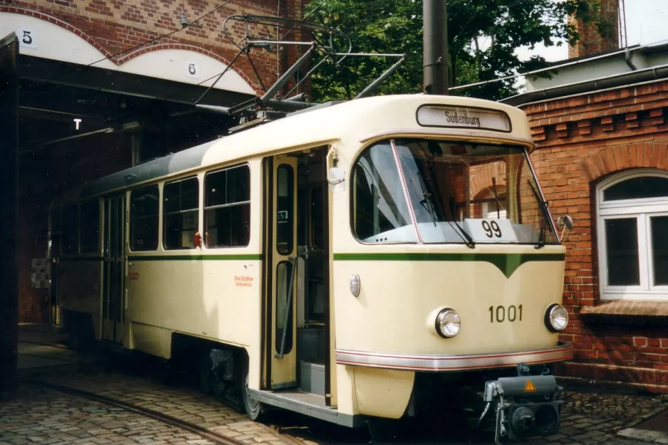 Magdeburg motorvogn 1001 foran Museumsdepot Sudenburg (2003)