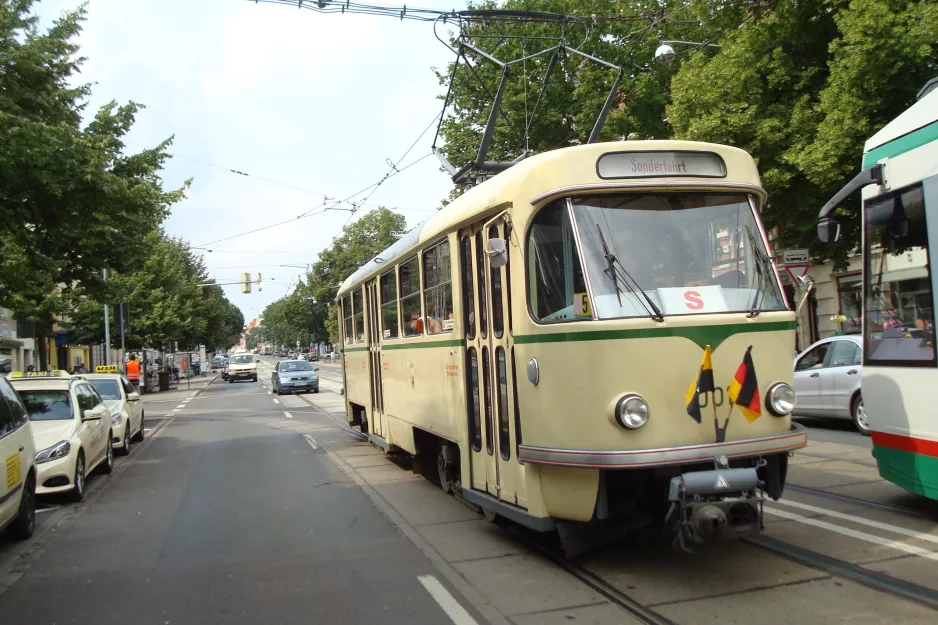 Magdeburg museumslinje 77 med motorvogn 1001 udenfor Museumsdepot Sudenburg (2014)