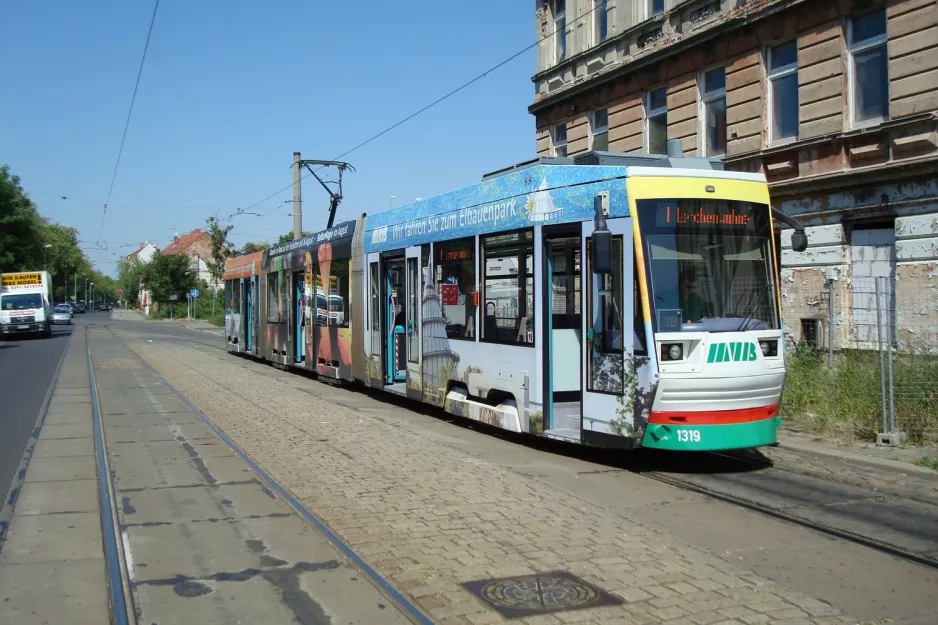 Magdeburg sporvognslinje 1 med lavgulvsledvogn 1319 ved Sudenburg, Kroatenweg (2008)