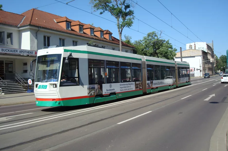 Magdeburg sporvognslinje 2 med lavgulvsledvogn 1346 ved Budenbergstr. (2015)