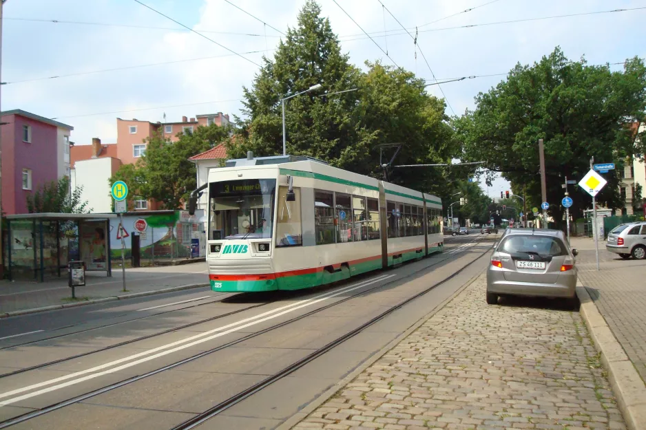 Magdeburg sporvognslinje 3 med lavgulvsledvogn 1325 ved Friesenstr. (2014)