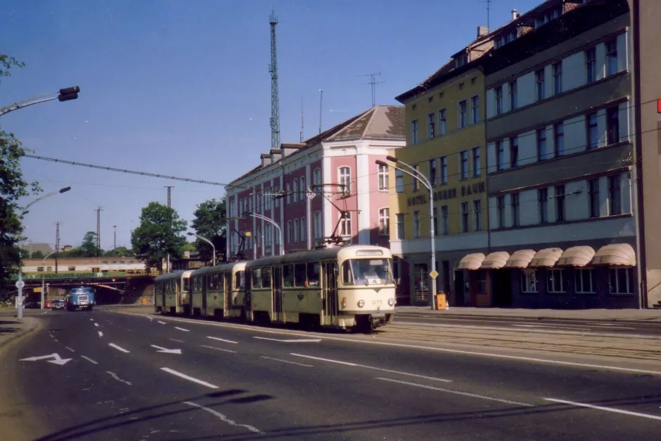 Magdeburg sporvognslinje 4 med motorvogn 1270 på Ernst-Reuter-Allee (1990)