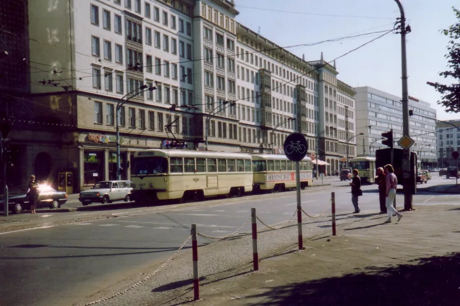 Magdeburg sporvognslinje 5 med motorvogn 1064 på Ernst-Reuter-Allee (1990)