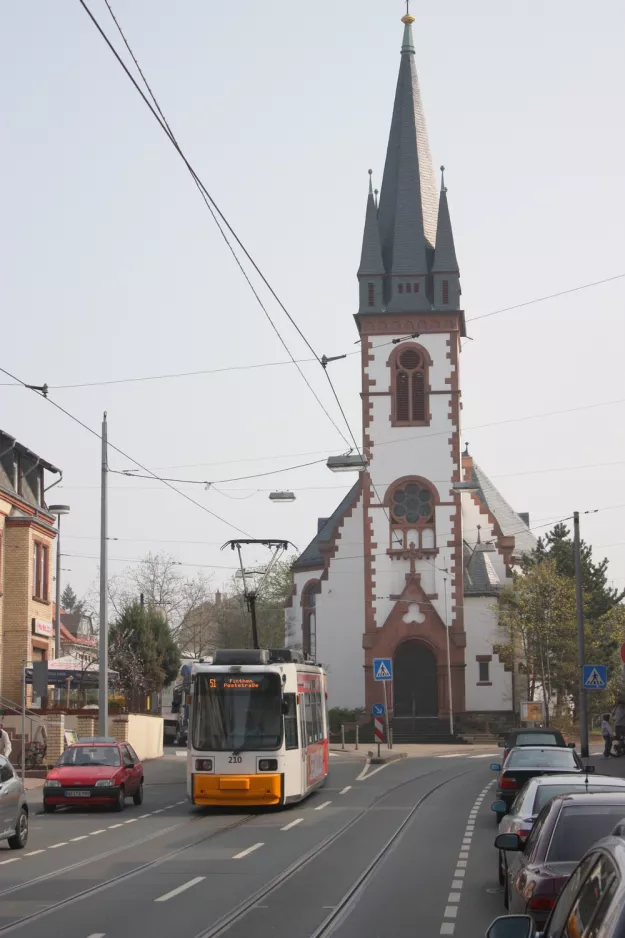 Mainz sporvognslinje 51 med lavgulvsledvogn 210 på Gonzenheim Kirchplatz (2009)