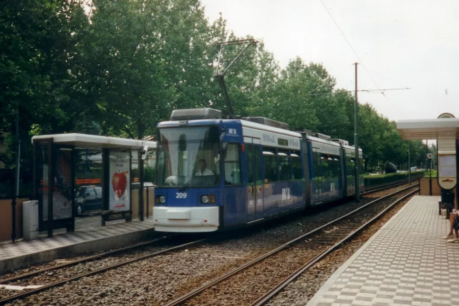 Mainz sporvognslinje 52 med lavgulvsledvogn 209 ved Hauptfriedhof/Blindenzentrum (1998)