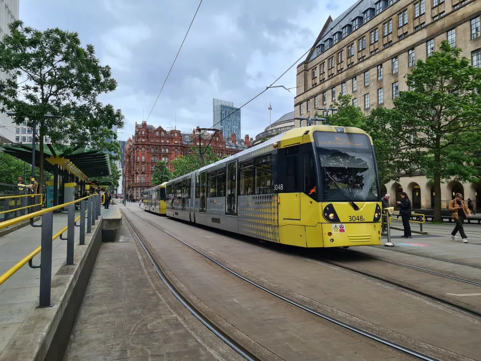 Manchester ledvogn 3048 ved Piccadilly Gardens (2022)