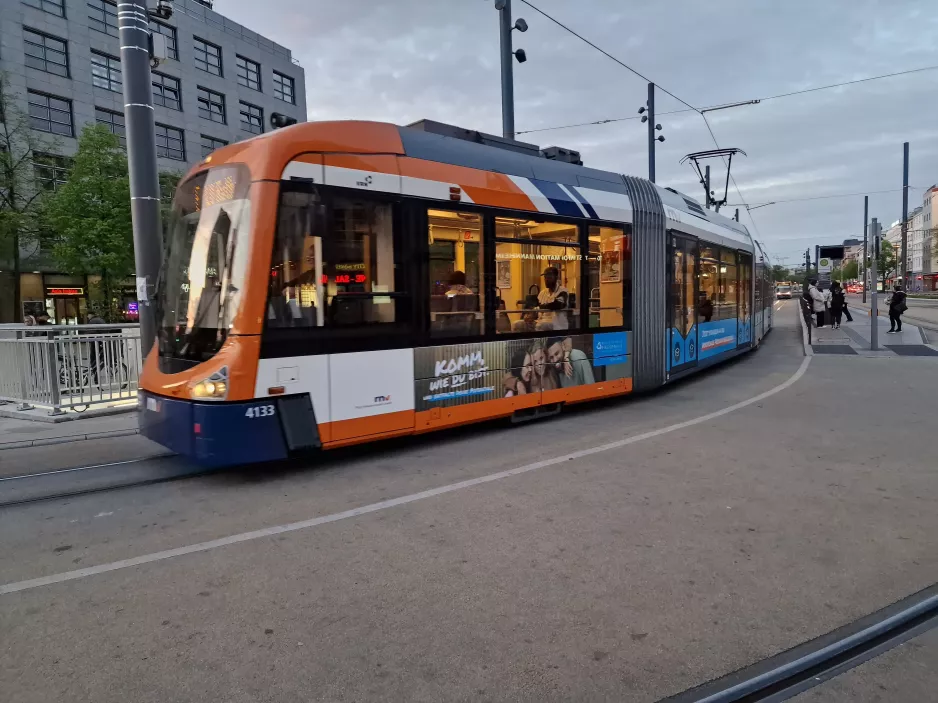 Mannheim lavgulvsledvogn 4133 foran MA Hauptbahnhof (2023)