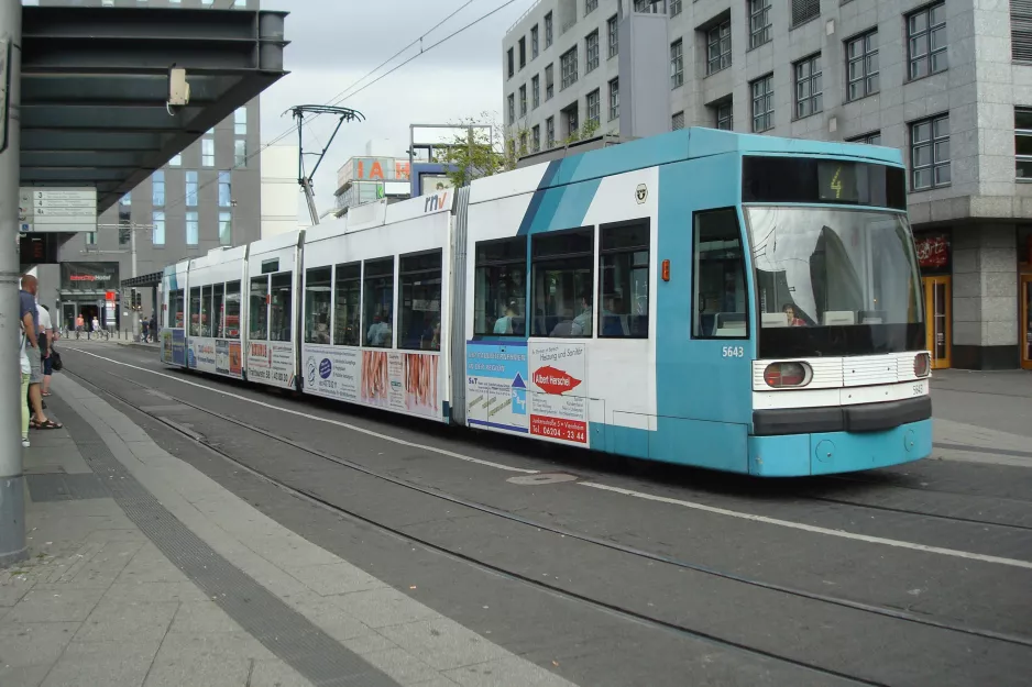 Mannheim regionallinje 4 med lavgulvsledvogn 5643 ved MA Hauptbahnhof (2016)