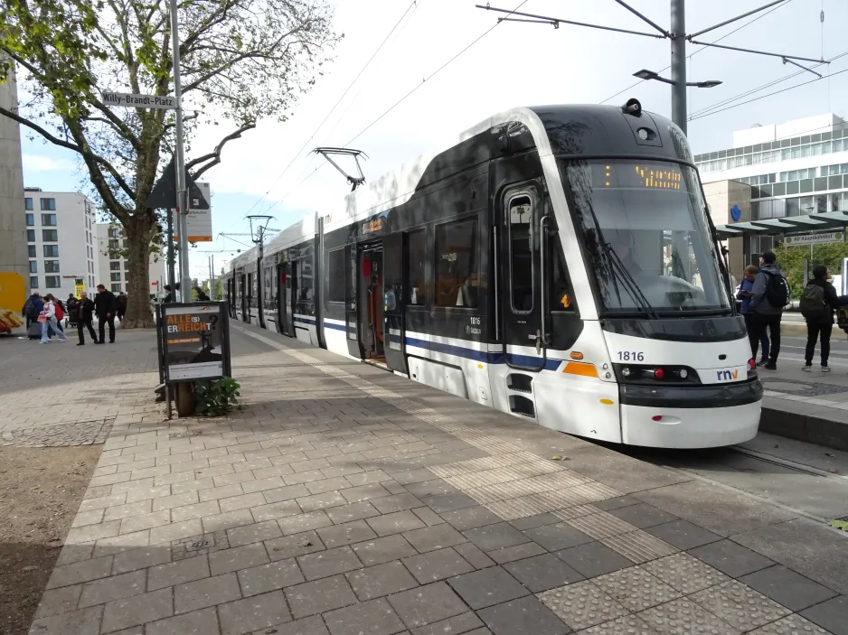 Mannheim regionallinje 5 med lavgulvsledvogn 1816 ved HD Hauptbahnhof (2024)