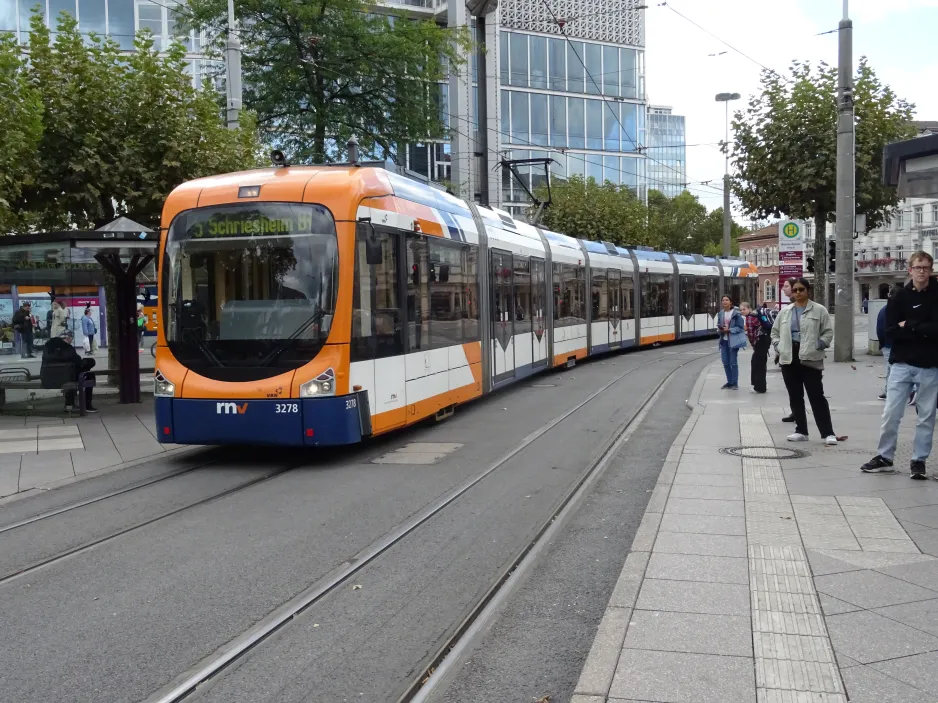 Mannheim regionallinje 5 med lavgulvsledvogn 3278 på Bismarckplatz (2024)