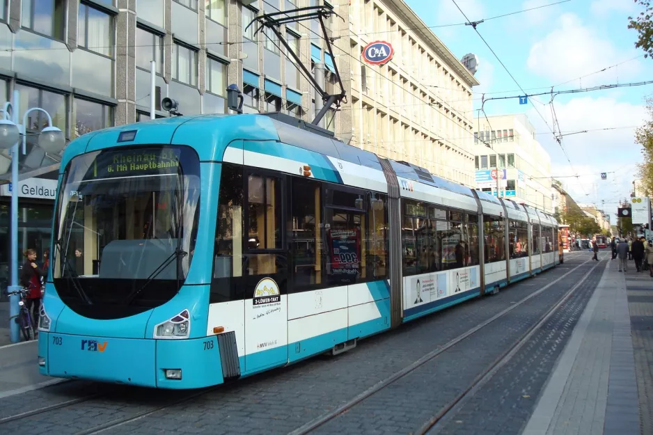 Mannheim sporvognslinje 1 med lavgulvsledvogn 703 ved Paradeplatz (2009)