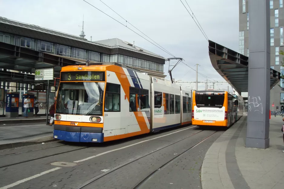 Mannheim sporvognslinje 3 med lavgulvsledvogn 2204 ved MA Hauptbahnhof (2016)