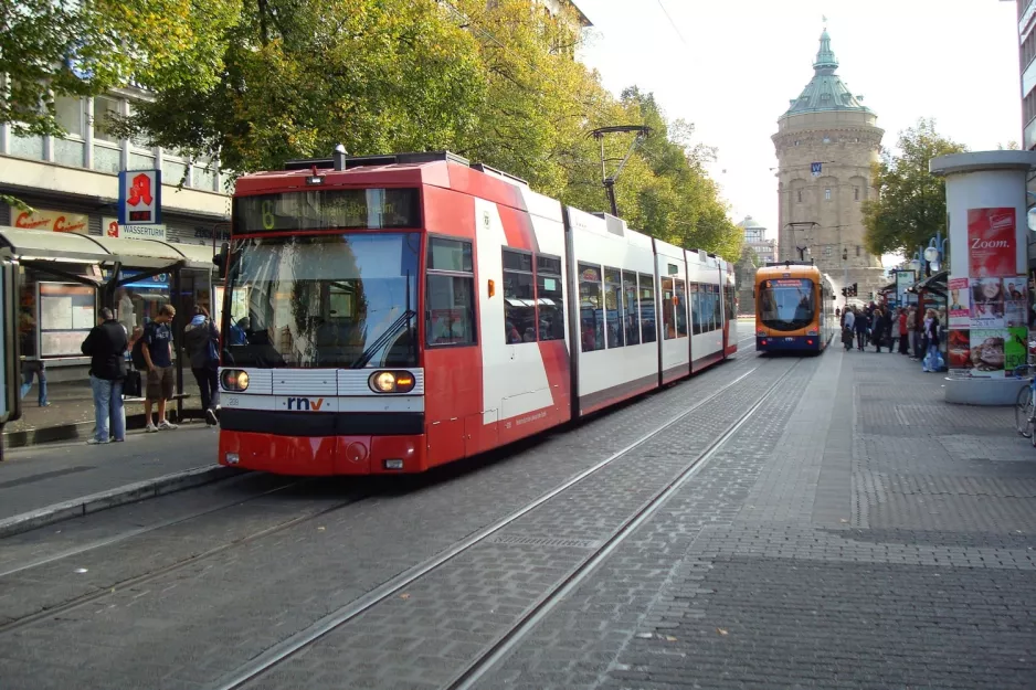 Mannheim sporvognslinje 6 med lavgulvsledvogn 209 ved Wasserturm (2009)